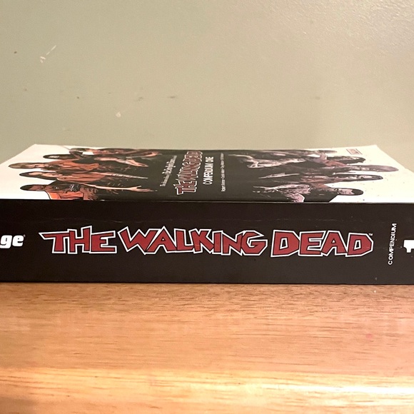 2009 The Walking Dead:  Compendium One ~ Paperback By Robert Kirkman - Excellent - Picture 3 of 3